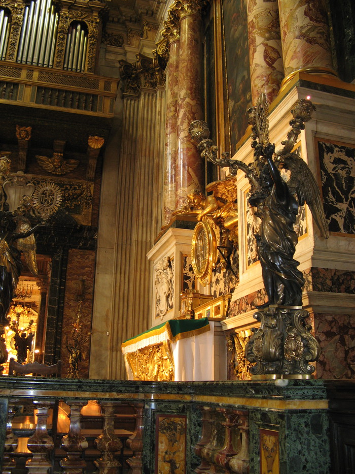 Gesu side alter